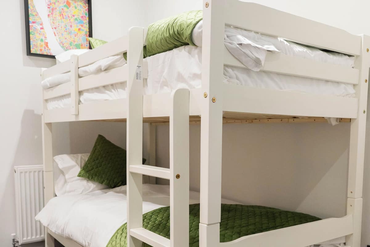 Apartment, 1 Bedroom | Laptop workspace, free cribs/infant beds, free WiFi, bed sheets