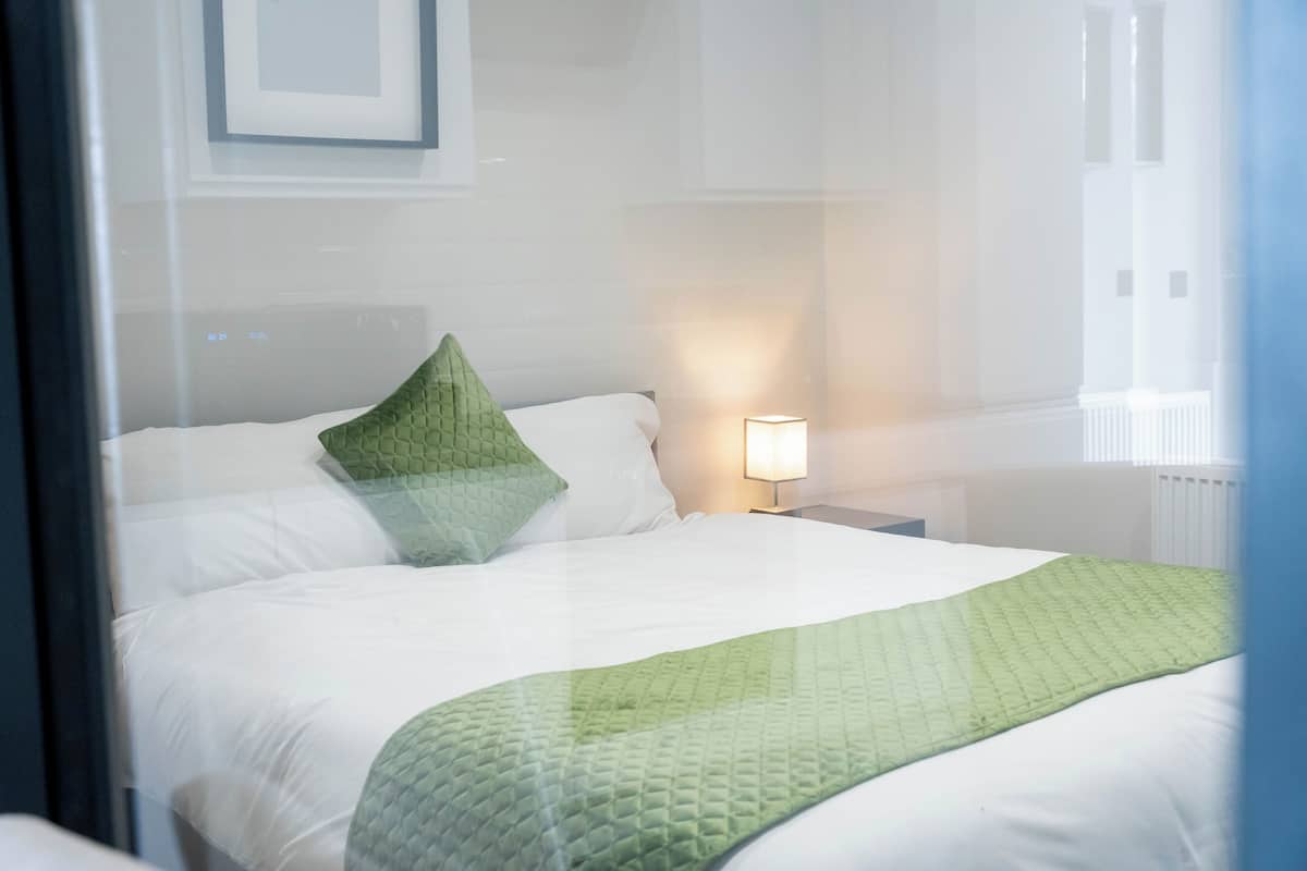 Apartment, 2 Bedrooms | Laptop workspace, free cribs/infant beds, free WiFi, bed sheets
