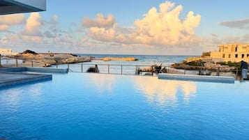 Utendørsbasseng