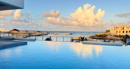 Beachside Penthouse 2 bedroom with AC in lovely Ocho Rios