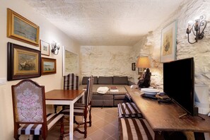Dining - Villa 'Daphne Pool and Jacuzzi' with Private Pool, Wi-Fi and Air Conditioning (Vescina)