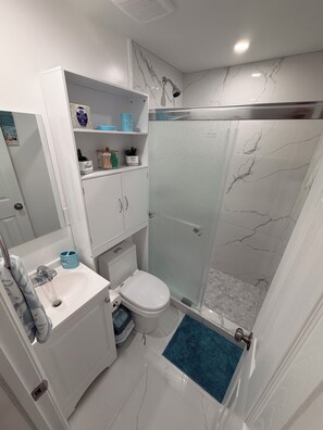 Dusche, Haartrockner, Handtücher, Seife
