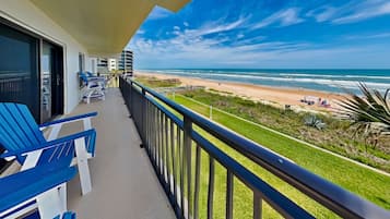 Condo (2 Bedrooms) | Front of property