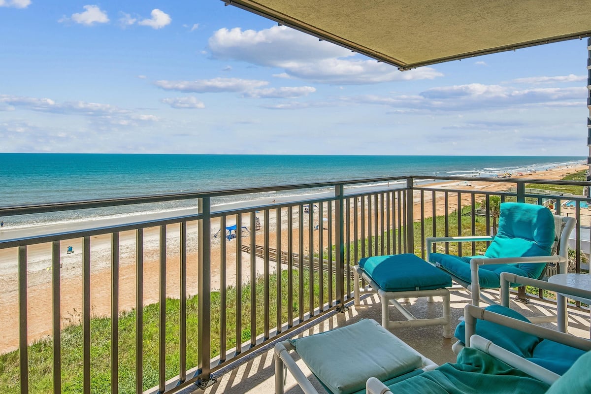 Condo (2 Bedrooms) | Front of property