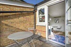Outdoor dining - Bright Modern 1BDR Apt with Garden and Balcony (Greater London)