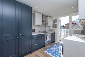 Fridge, microwave, oven, stovetop - Bright Modern 1BDR Apt with Garden and Balcony (Greater London)