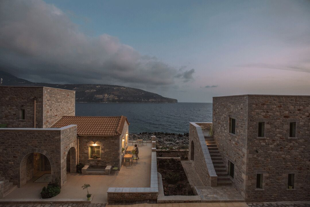 住宿正面 - 傍晚/夜晚