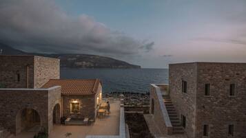 Depan hartanah - siang/malam