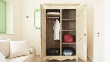 Deluxe Studio, Sea View | In-room safe, desk, laptop workspace, soundproofing