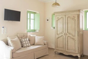 Living area - Alkyon Seaside Studios (KARAVOSTASI)