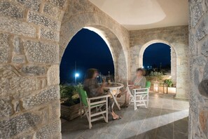 Outdoor dining - Alkyon Seaside Studios (East Mani)