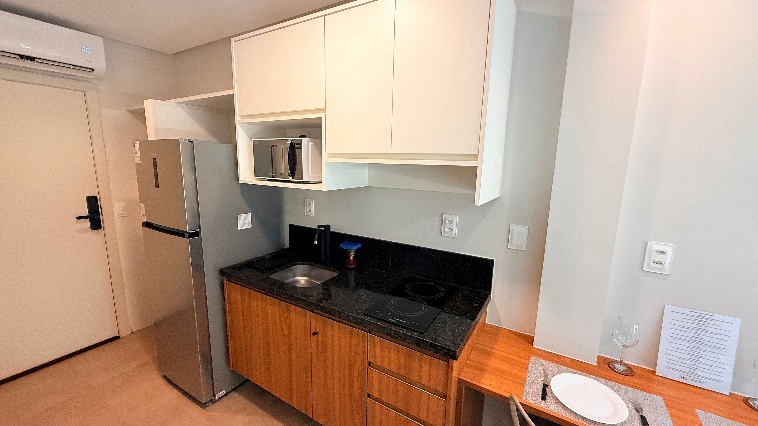 Estudio | Cocina privada | Frigorífico pequeño, microondas, placa de cocina y utensilios de cocina
