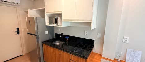 Studio | Private kitchen | Mini-fridge, microwave, stovetop, cookware/dishes/utensils