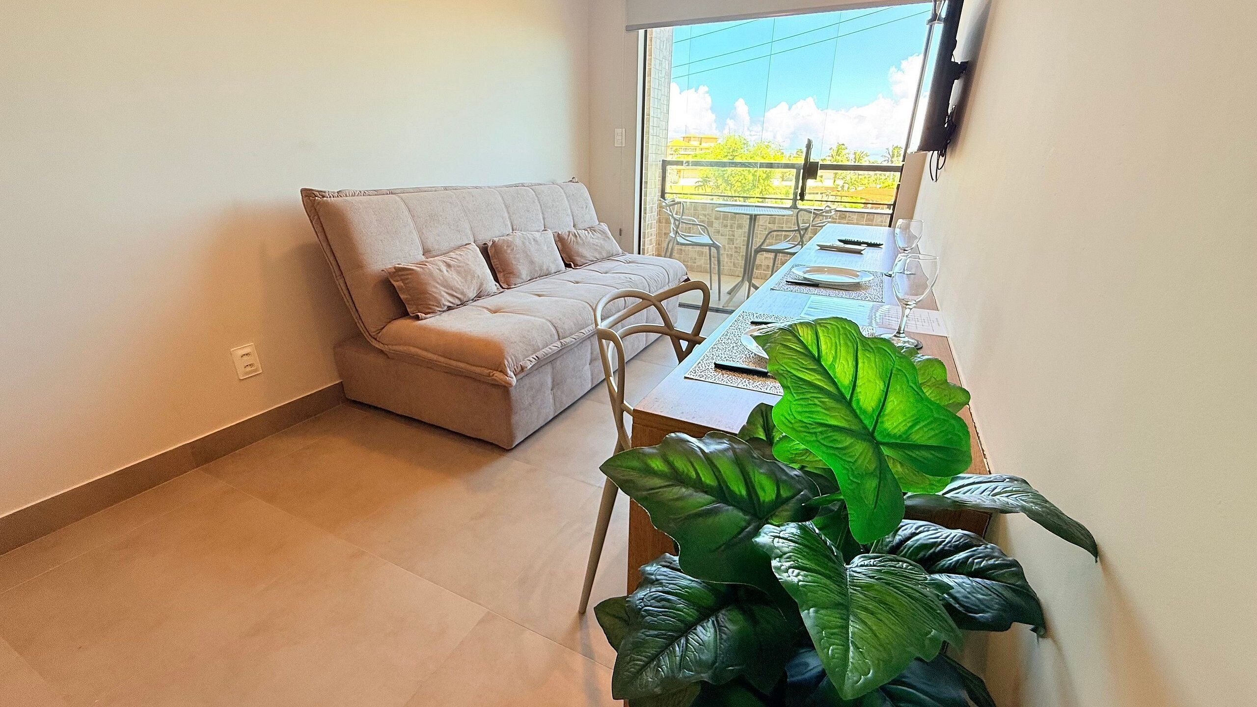 Apartamento | Zona de estar | Smart TV de 37 pulgadas con canales digitales, servicios de streaming