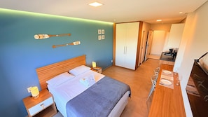 Studio | Katil Select Comfort, meja, ruang kerja komputer riba