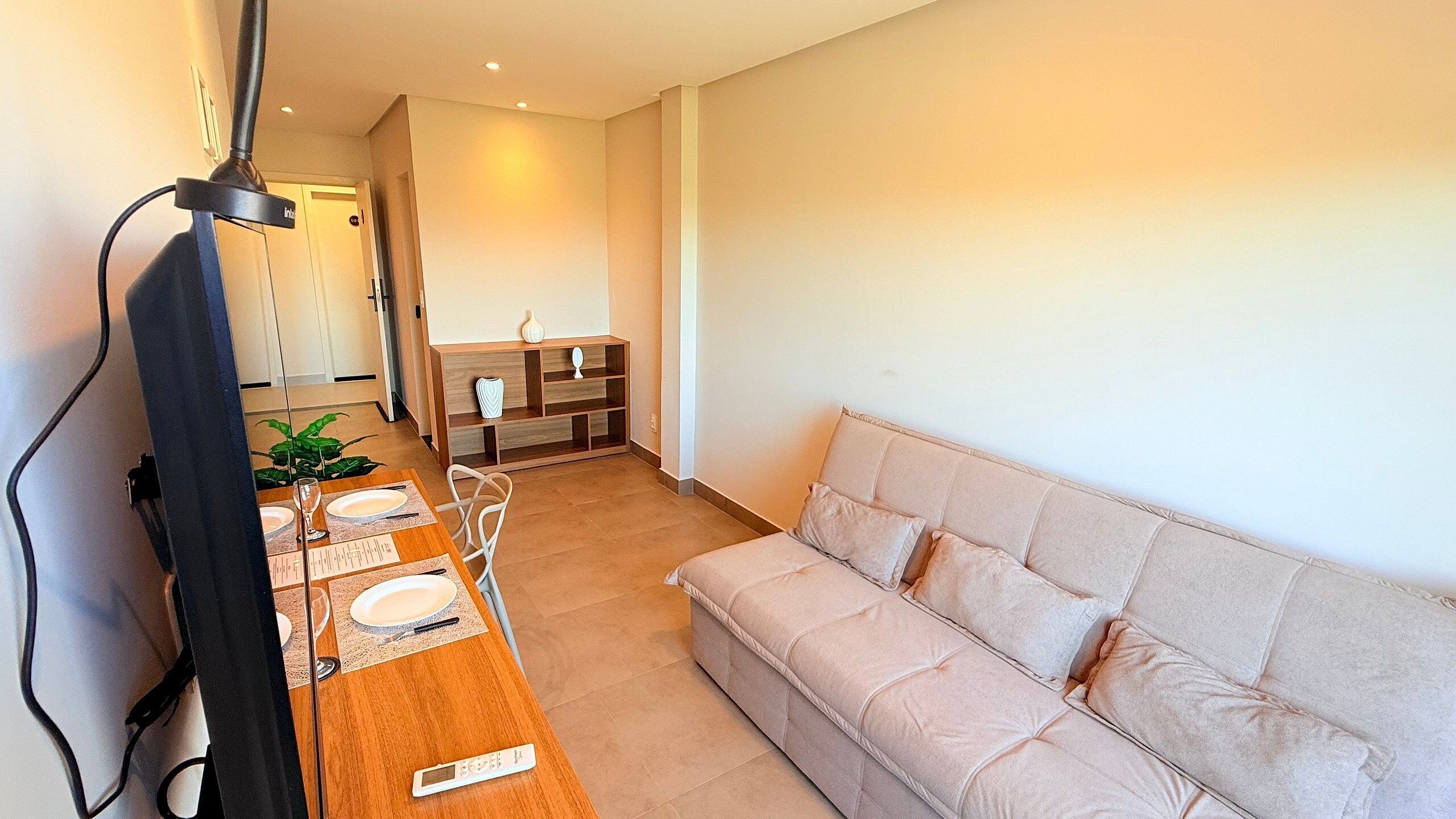 Apartamento | Zona de estar | Smart TV de 37 pulgadas con canales digitales, servicios de streaming