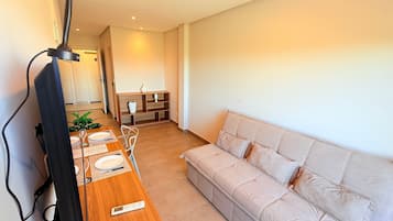 Apartamento | Zona de estar | Smart TV de 37 pulgadas con canales digitales, servicios de streaming