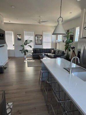 Living area - Luxury 2 bedroom townhome in the heart of the bustling west midtown Atlanta (Atlanta)