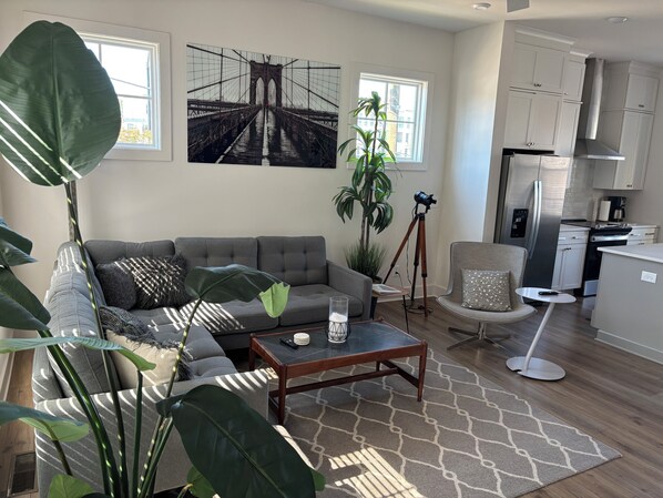 Living area - Luxury 2 bedroom townhome in the heart of the bustling west midtown Atlanta (Atlanta)