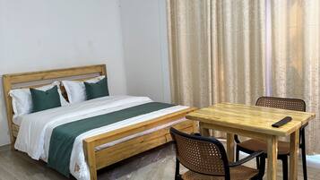 Chambre Confort, balcon, vue ville | Bureau, espace de travail pour ordinateur portable, Wi-Fi gratuit