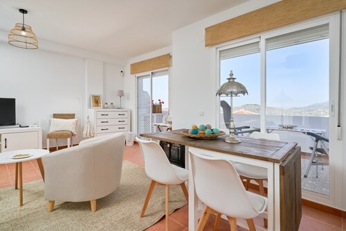 Apartment 'Suzanne' with Sea View, Wi-Fi, and Air Conditioning