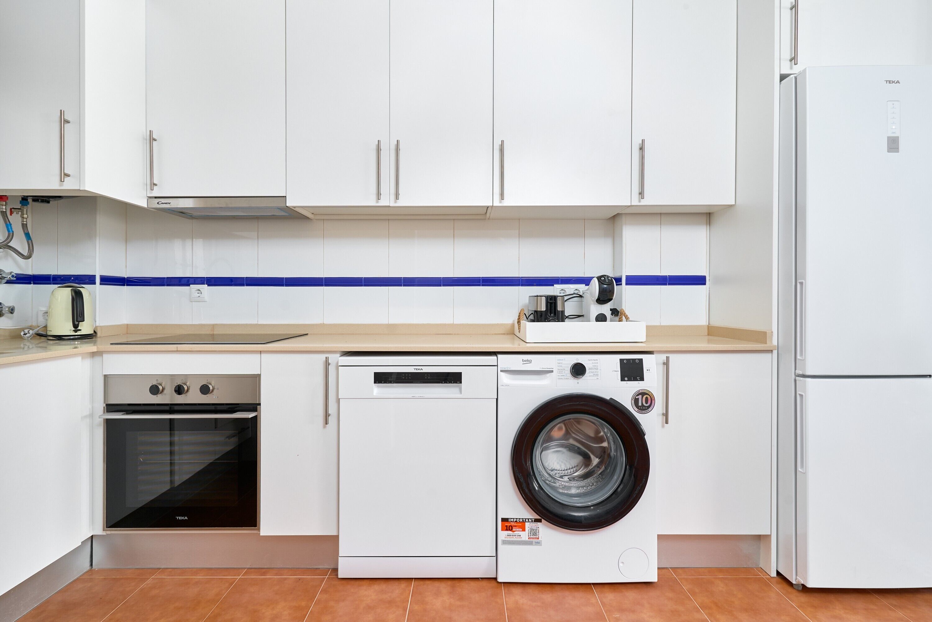 Réfrigérateur, un four, surface de cuisson, lave-vaisselle