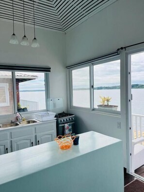 Bungalow phong cách cổ điển, ban công, quang cảnh biển | Nội thất