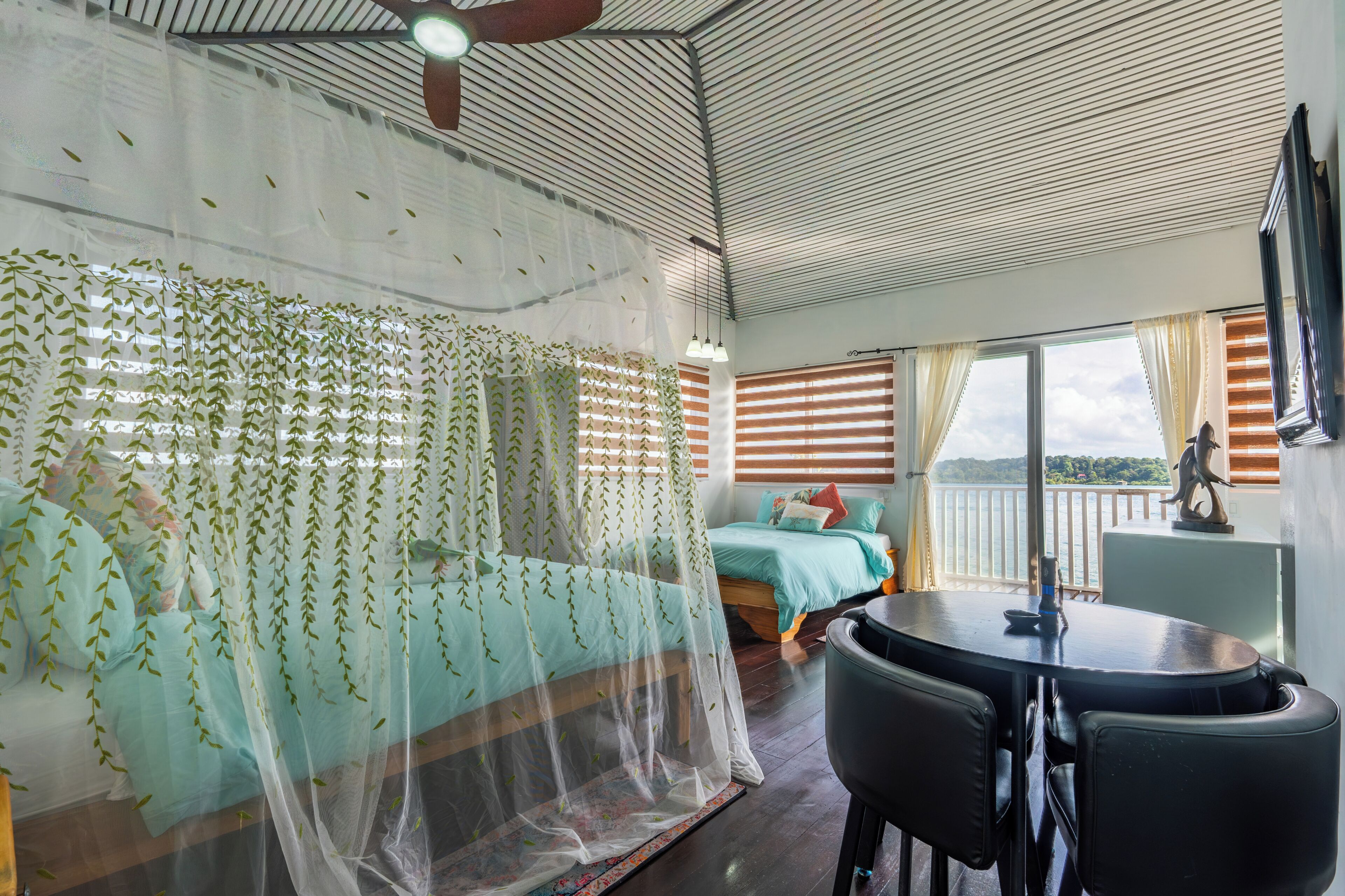 Bungalow phong cách cổ điển, ban công, quang cảnh biển