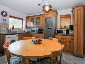 Dishwasher, cookware/dishes/utensils - Llwyn Y Brig Isaf (Caernarfon)