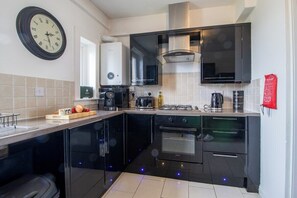 Fridge, microwave, oven, stovetop - Chapelhall 4 Bedroom Flat with Parking for 4 Cars (Chapelhall)
