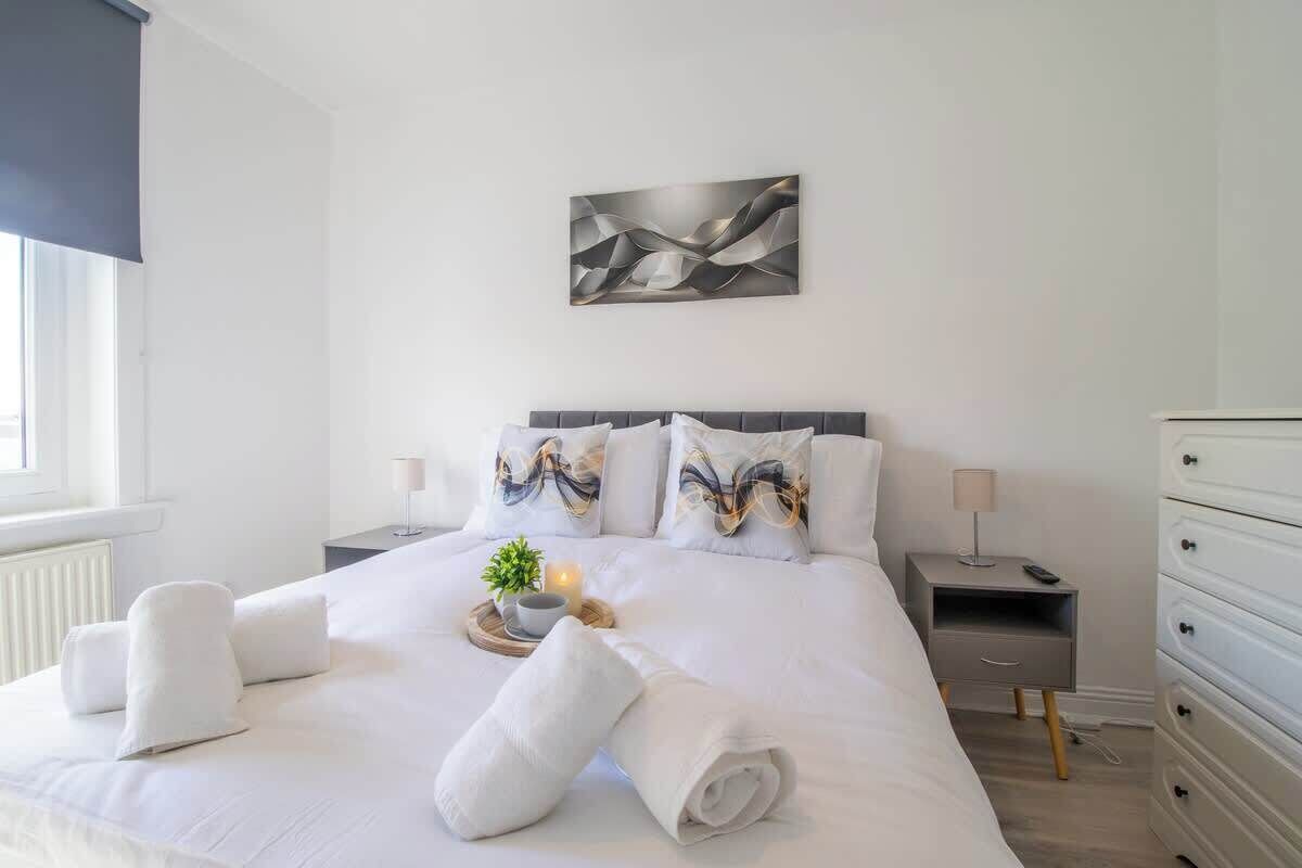 Iron/ironing board, free WiFi, bed sheets