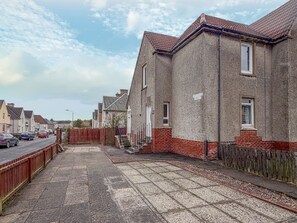Exterior - Chapelhall 4 Bedroom Flat with Parking for 4 Cars (Chapelhall)