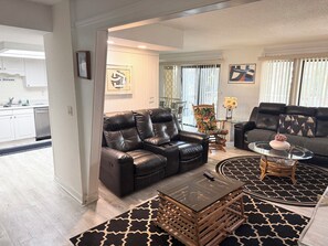 Living area - 3-bedroom condo in tranquil Hilton Head Island steps to the beach (Hilton Head Island)