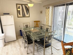 Dining - 3-bedroom condo in tranquil Hilton Head Island steps to the beach (Hilton Head Island)