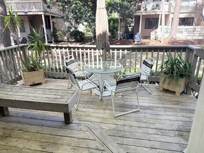 Outdoor dining - 3-bedroom condo in tranquil Hilton Head Island steps to the beach (Hilton Head Island)