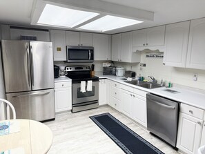 Private kitchen - 3-bedroom condo in tranquil Hilton Head Island steps to the beach (Hilton Head Island)
