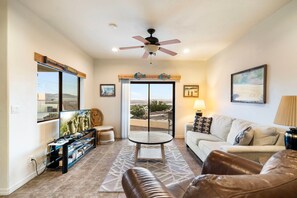 TV, books - Secluded Cottage with Fire-pit & Pool (Lake Havasu City)