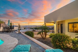 Outdoor dining - Secluded Cottage with Fire-pit & Pool (Lake Havasu City)