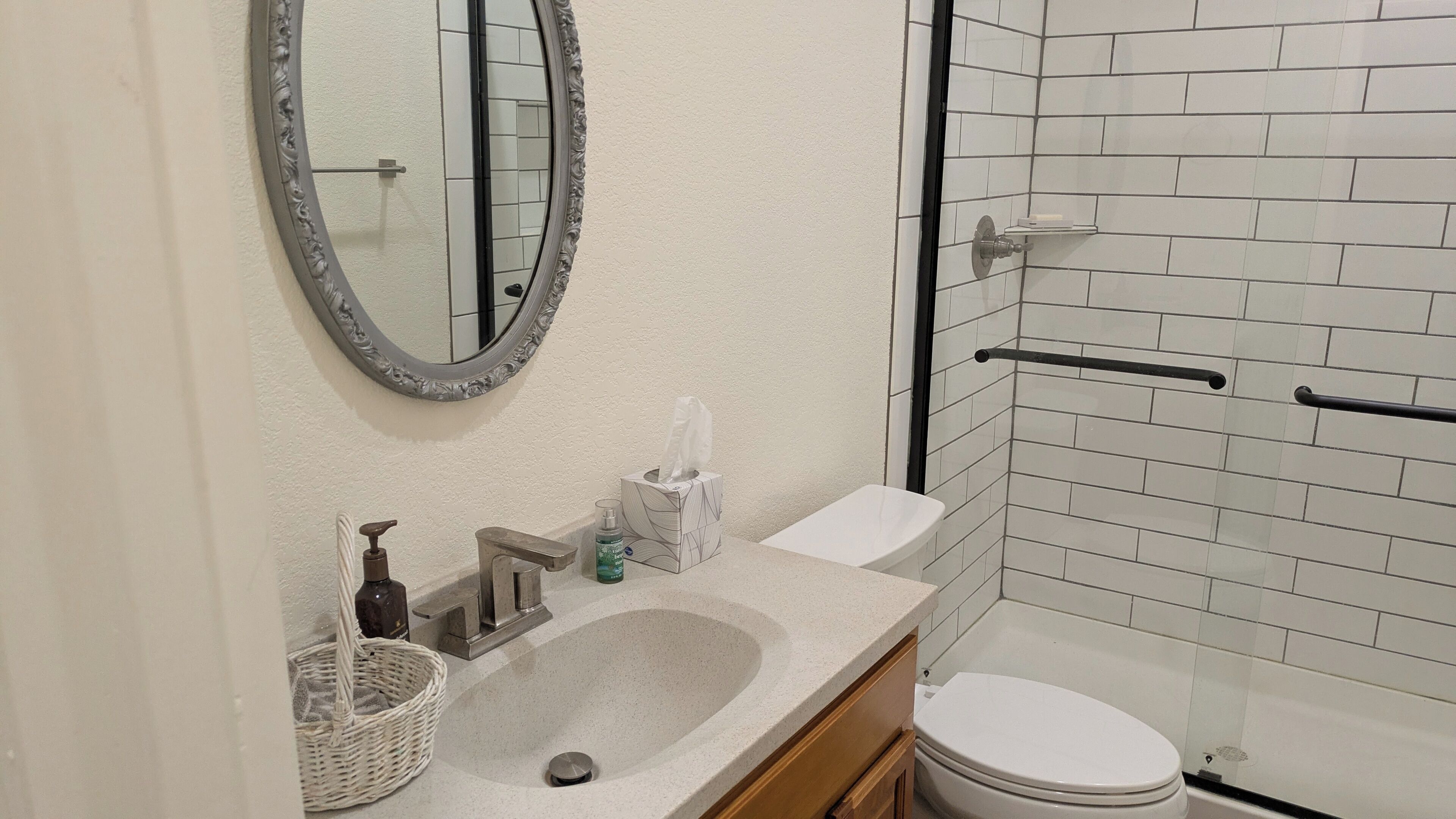 Douche, serviettes fournies, savon, papier toilette