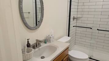 Douche, serviettes fournies, savon, papier toilette