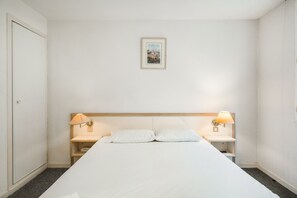 1 bedroom, WiFi, bed sheets - Double Room Nº101 with Shared Terrace, Wi-Fi and Air Conditioning (Bessenay)