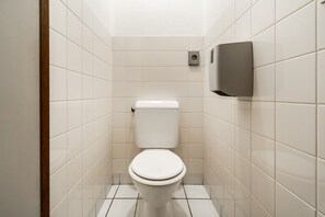 Shower, hair dryer, towels - Double Room Nº101 with Shared Terrace, Wi-Fi and Air Conditioning (Bessenay)