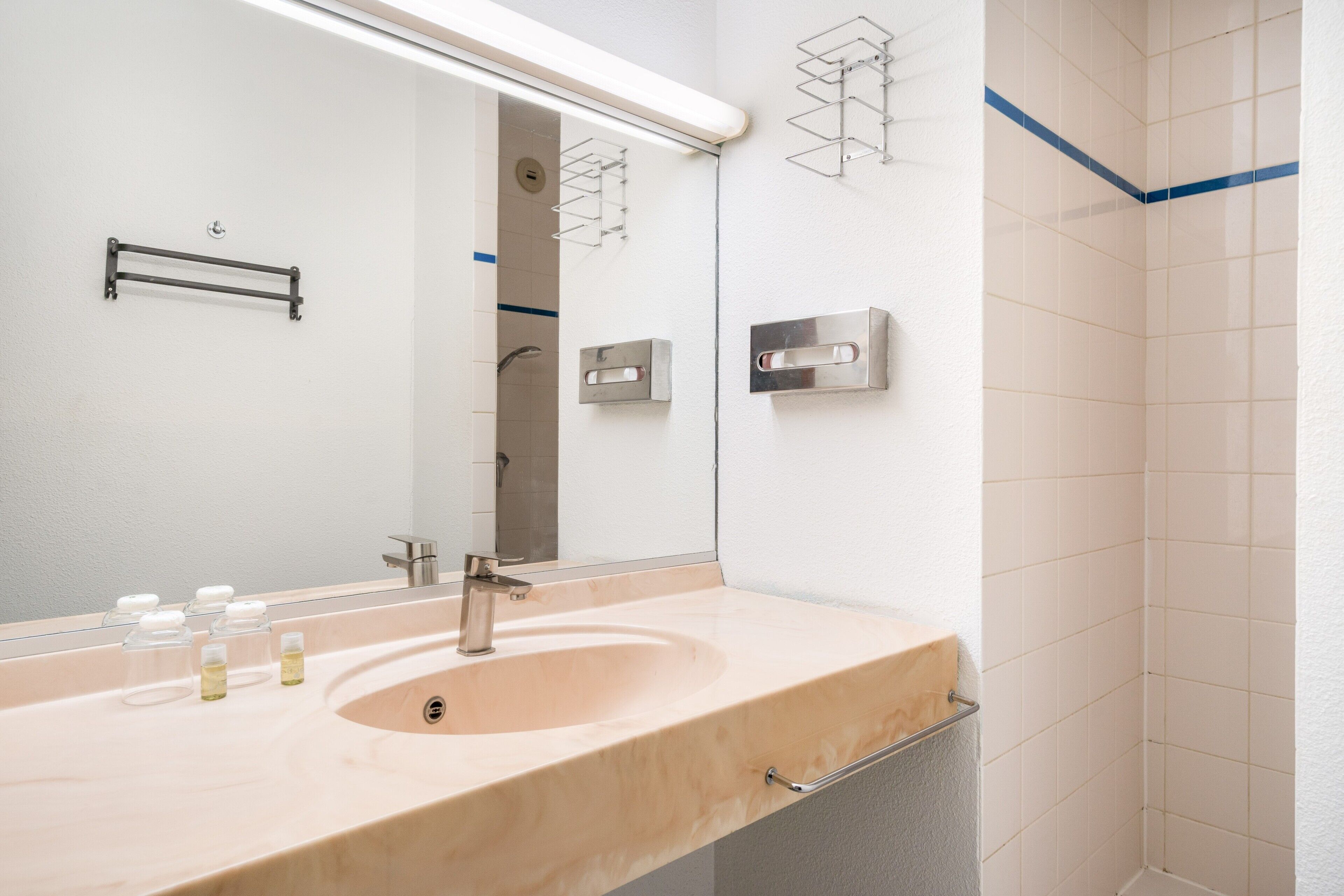 Shower, hair dryer, towels