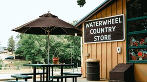 Ein hölzernes Gebäude mit einem Schild, auf dem „Waterwheel Country Store“ steht.