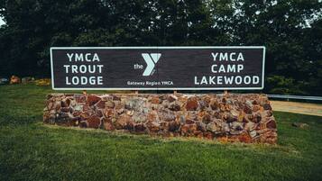 Panneau indiquant l’emplacement du YMCA Trout Lodge et du camp YMCA Lakewood, qui font partie du YMCA de la région de Gateway.
