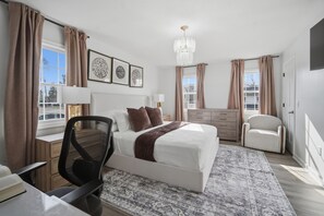 3 bedrooms, iron/ironing board, WiFi, bed sheets - lux Lemnos Experience/Game Room/ MGM and BigE/king bed (Springfield)