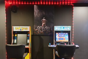 Games room - lux Lemnos Experience/Game Room/ MGM and BigE/king bed (Springfield)
