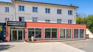Ein Gebäude mit einem Schild, auf dem 'LOCATIONS DE SALLES & CHAMBRES D'HOTES' steht.