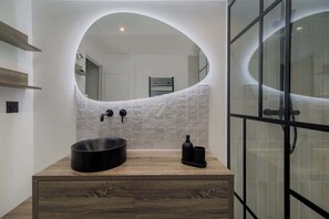 Shower, hair dryer, shampoo - Splendid apartment 3BDR/8PAX in the city center (Paris)
