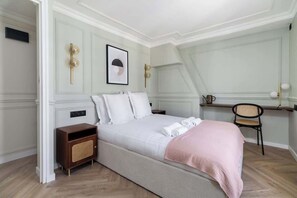 3 bedrooms, desk, iron/ironing board, travel cot - Amazing apartment 3BDR/8PAX next to the Louvre (Paris)